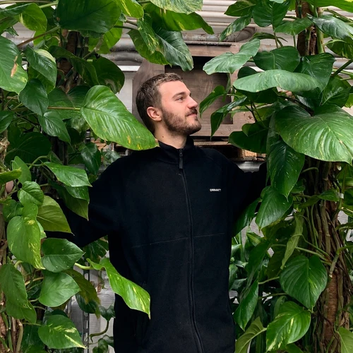 Liam zwischen tropischen Pflanzen